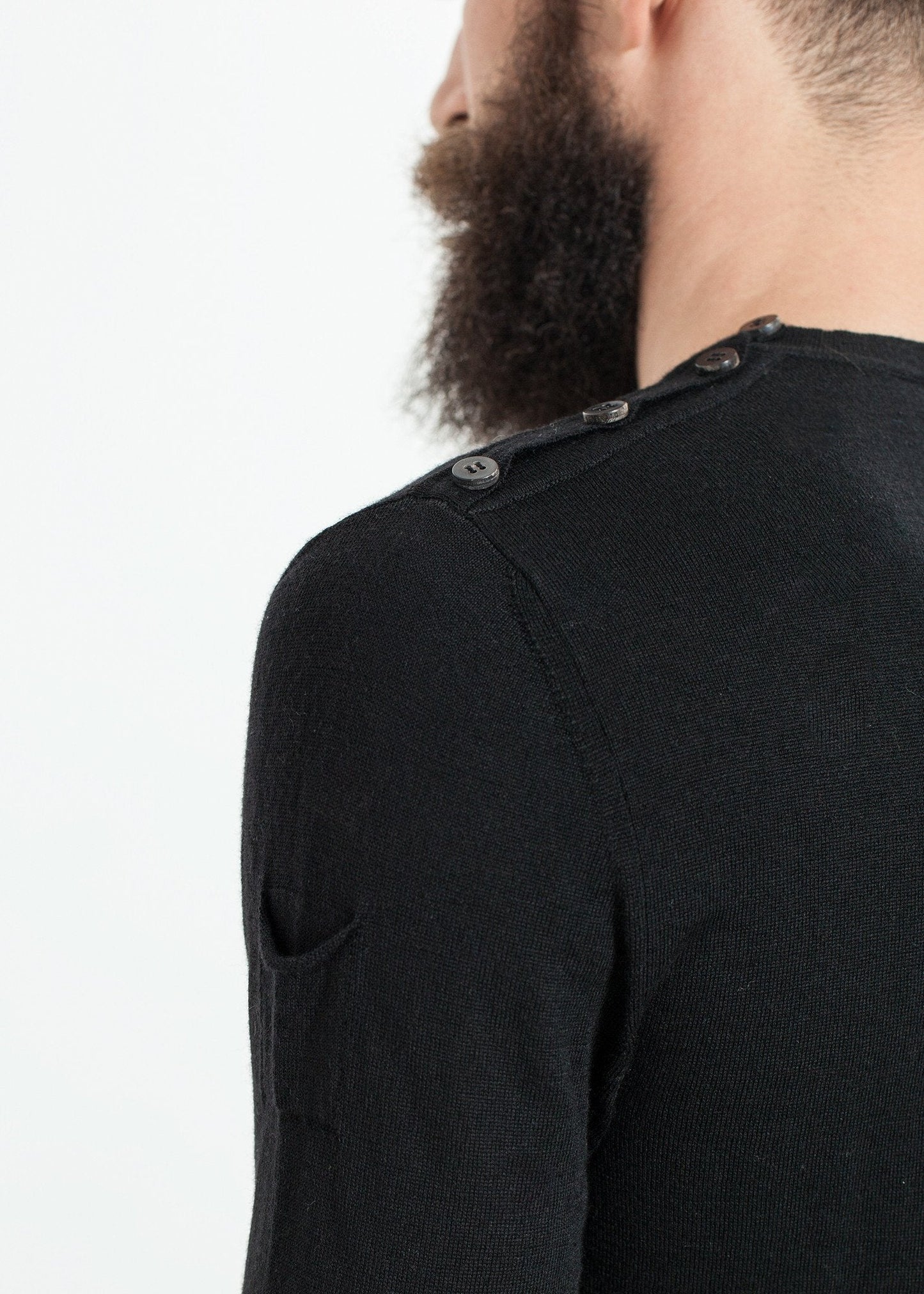 Pull boutonné aux épaules en noir