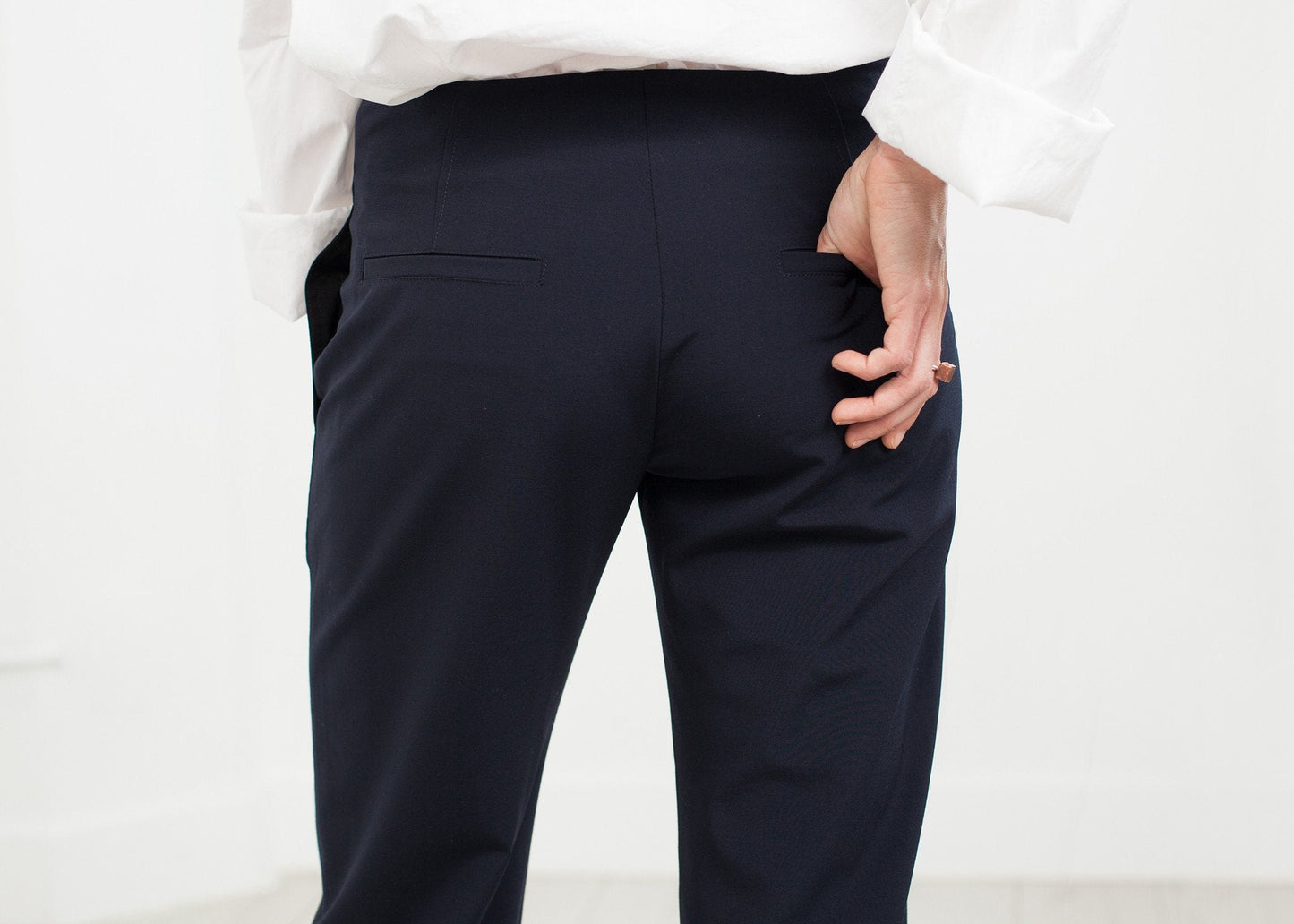 Pantalon à poche plaquée en bleu marine
