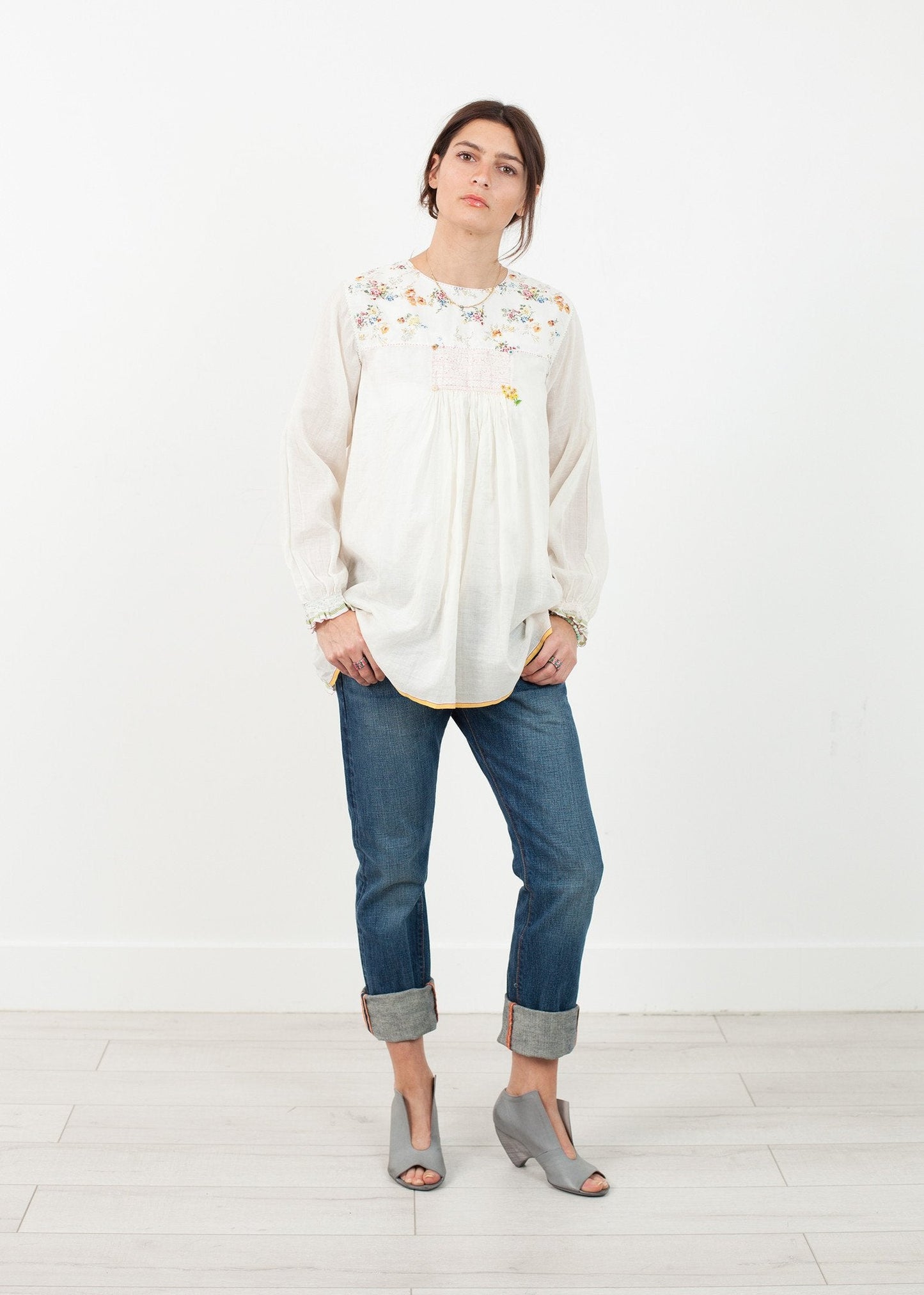 Blouse paysanne à fleurs sur le devant en blanc