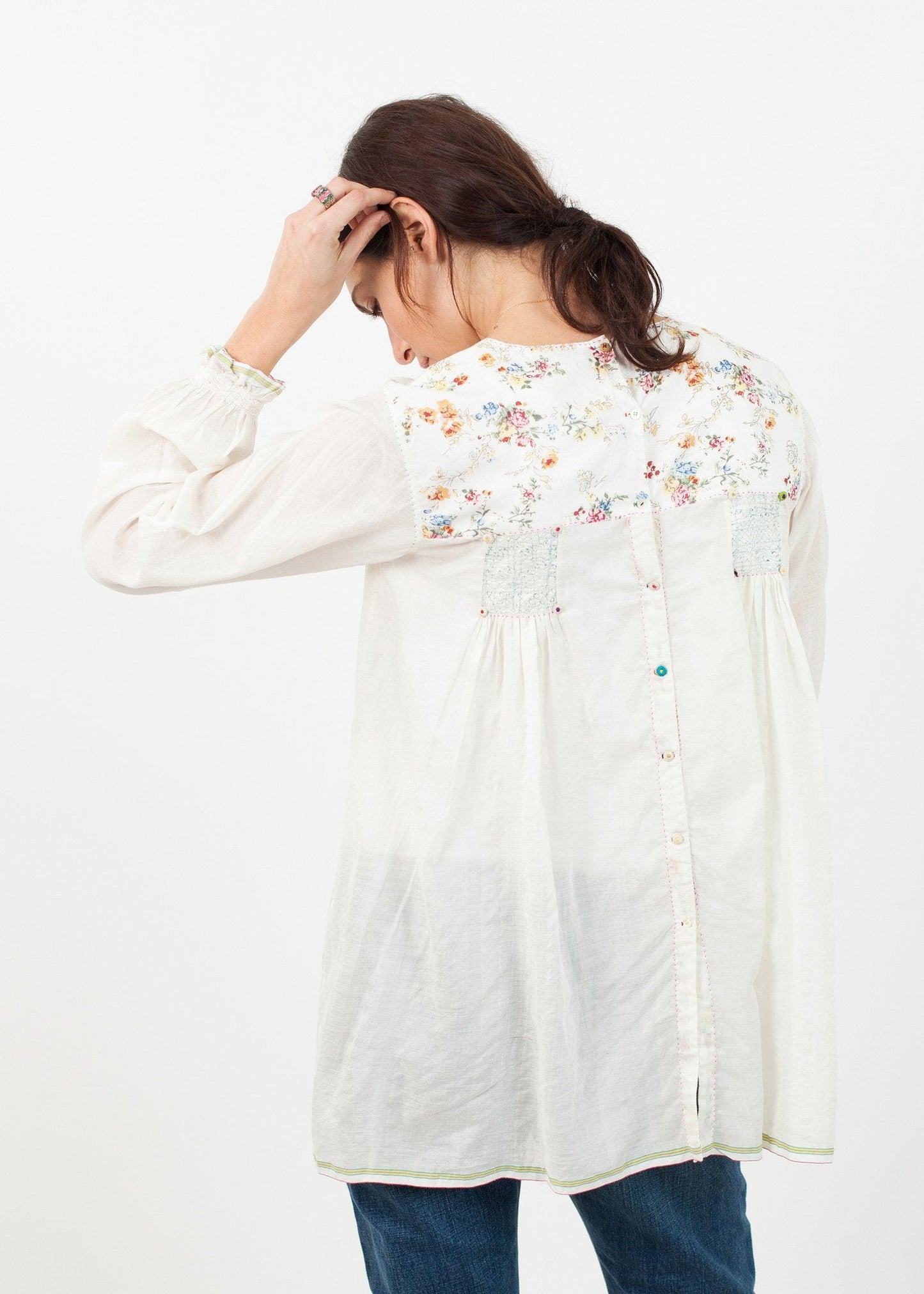 Blouse paysanne à fleurs sur le devant en blanc