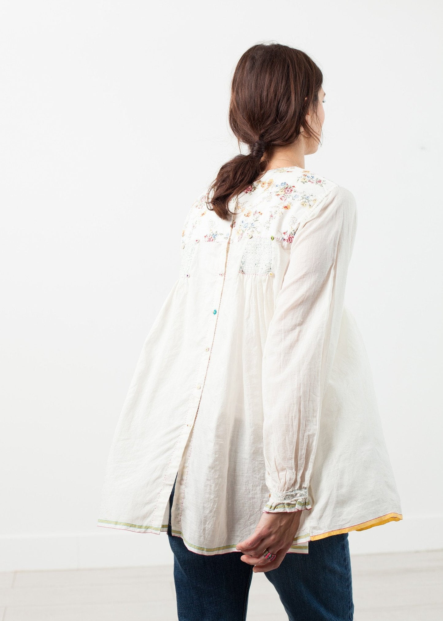 Blouse paysanne à fleurs sur le devant en blanc