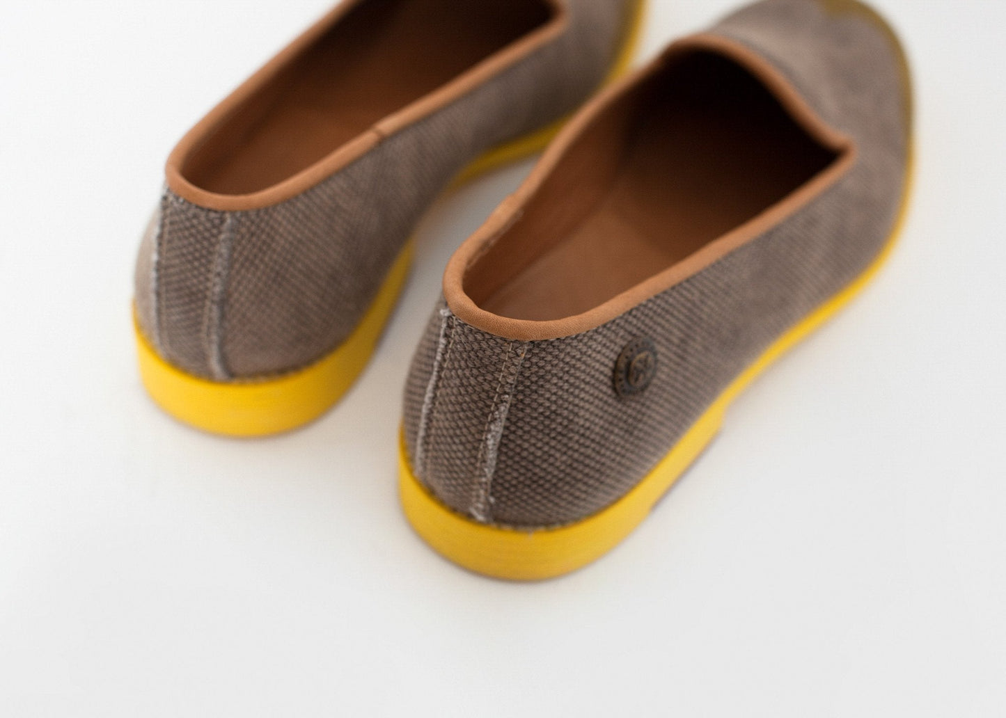 Mocassin à bout ailé en jaune